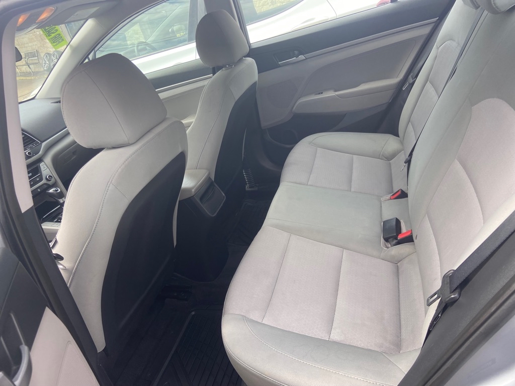 Photo 5 of this HYUNDAI ELANTRA