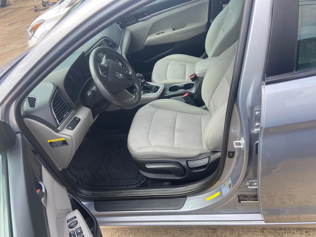 Photo 4 of this HYUNDAI ELANTRA