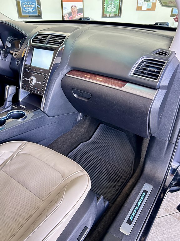 Photo 12 of this FORD EXPLORER