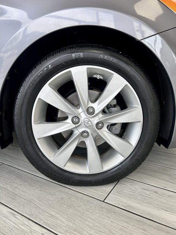 Photo 18 of this HYUNDAI ACCENT