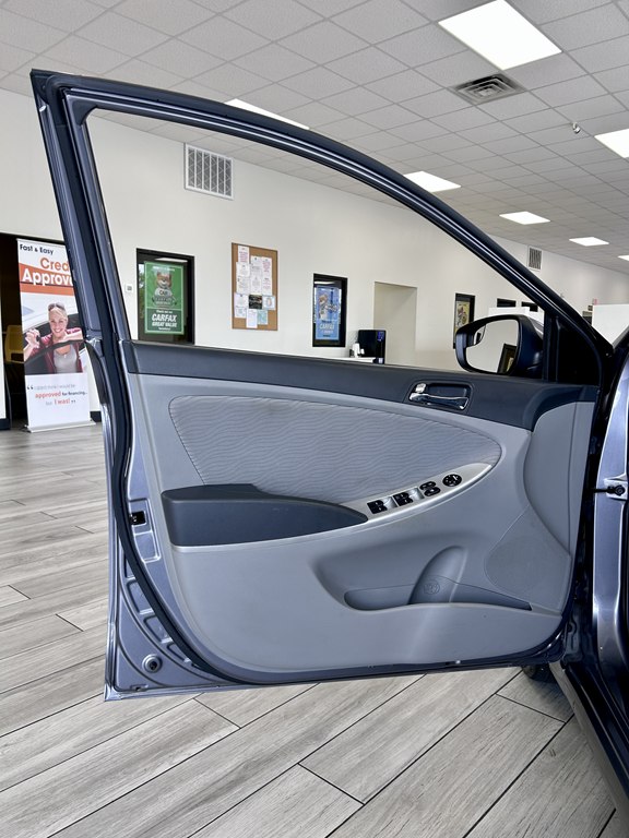 Photo 14 of this HYUNDAI ACCENT