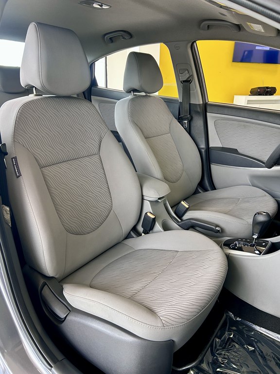 Photo 15 of this HYUNDAI ACCENT