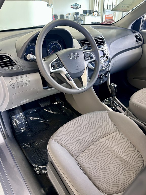 Photo 12 of this HYUNDAI ACCENT