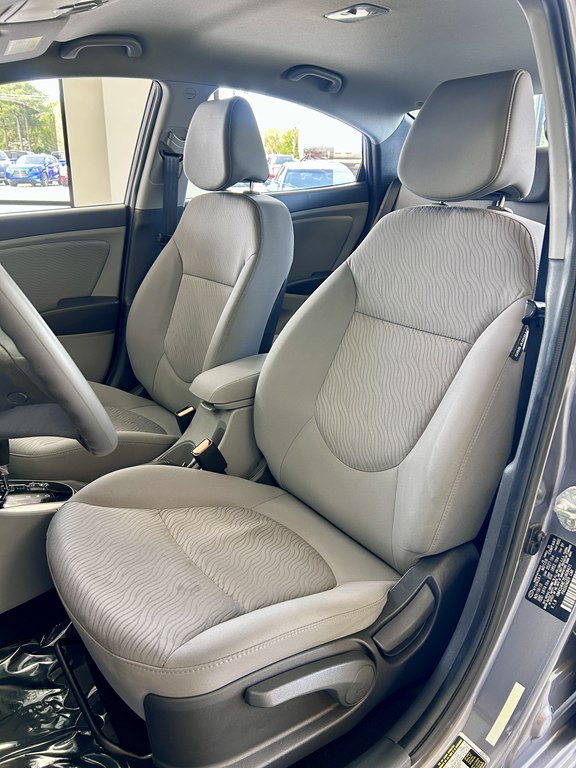 Photo 13 of this HYUNDAI ACCENT