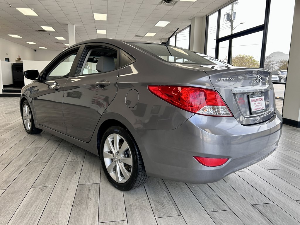 Photo 7 of this HYUNDAI ACCENT