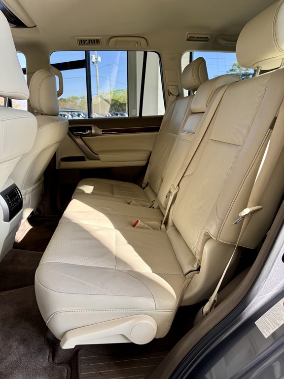 Photo 17 of this LEXUS GX
