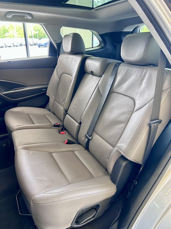 Photo 17 of this HYUNDAI SANTA FE