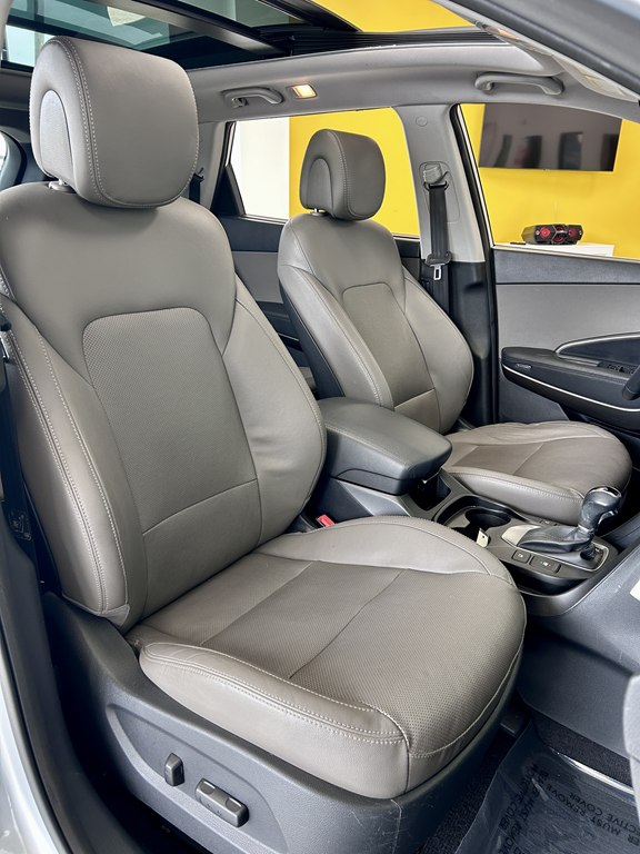Photo 16 of this HYUNDAI SANTA FE