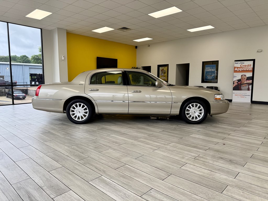 Photo 5 of this LINCOLN TOWN CAR