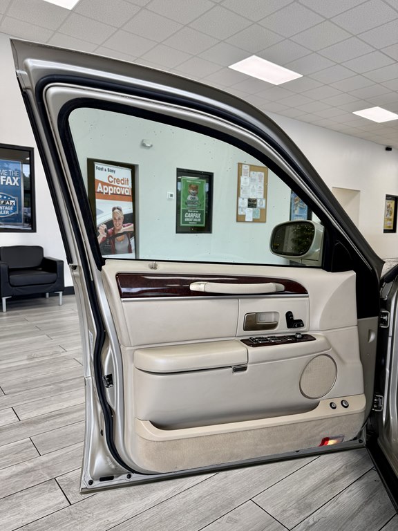 Photo 15 of this LINCOLN TOWN CAR