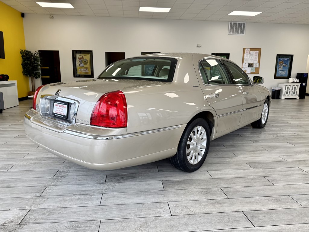 Photo 6 of this LINCOLN TOWN CAR