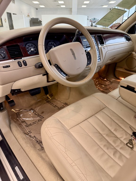Photo 12 of this LINCOLN TOWN CAR