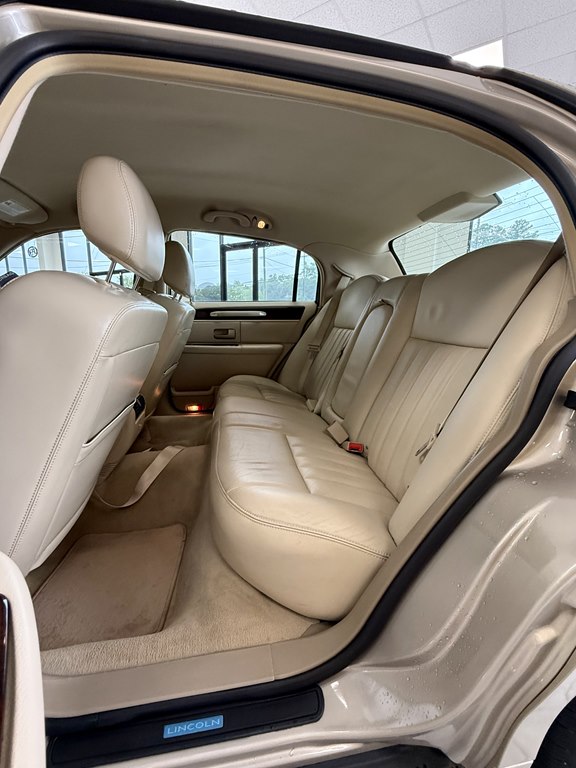 Photo 16 of this LINCOLN TOWN CAR