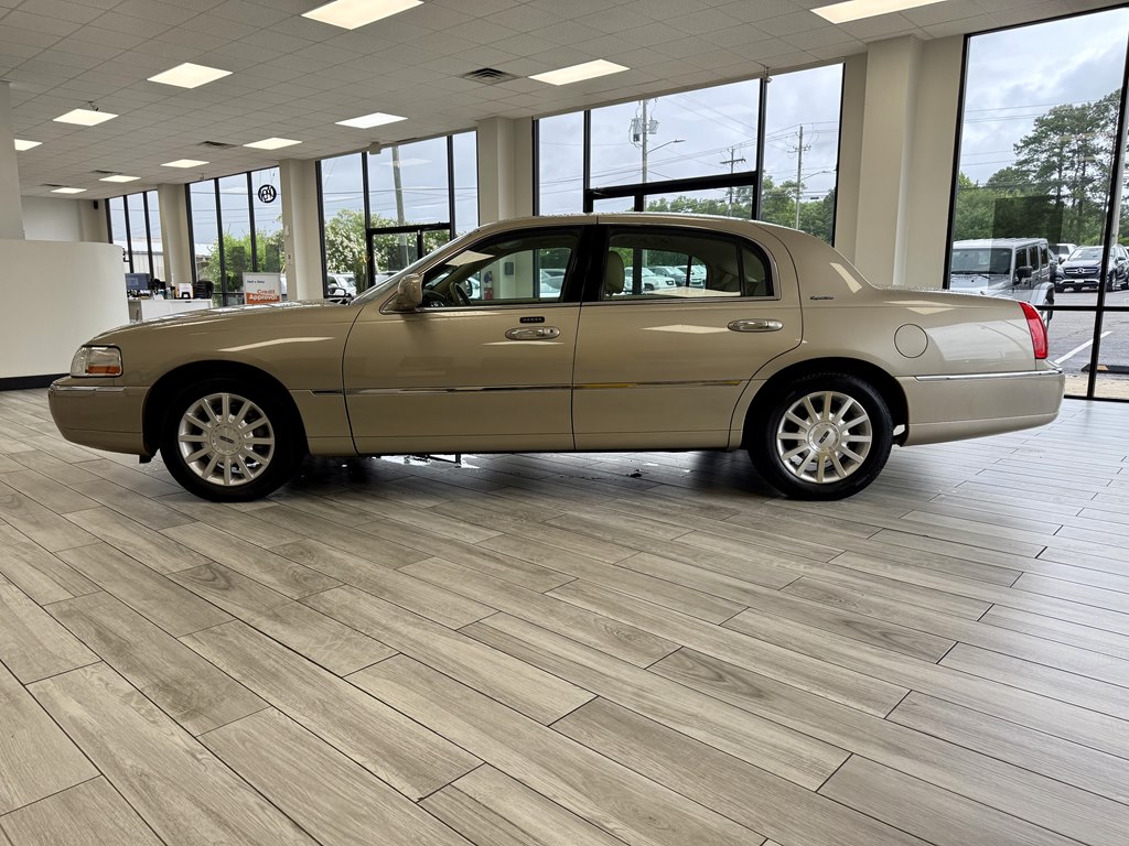 Photo 4 of this LINCOLN TOWN CAR