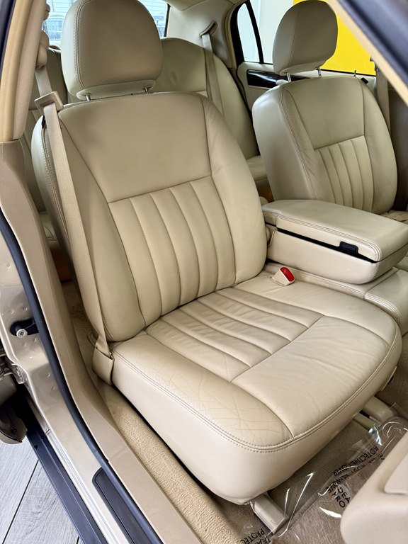 Photo 14 of this LINCOLN TOWN CAR
