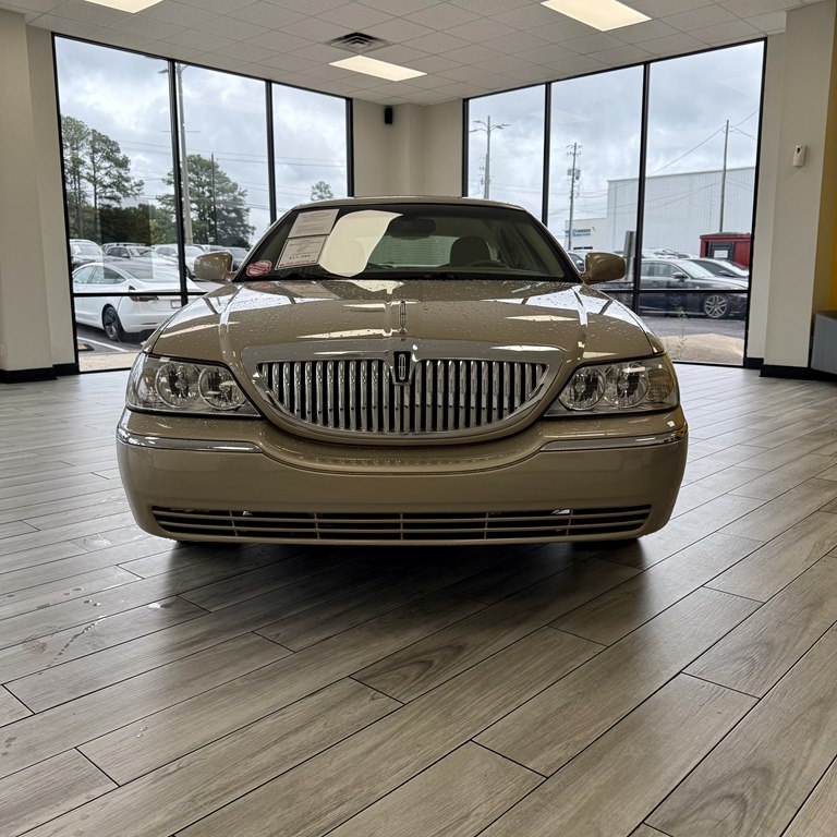 Photo 2 of this LINCOLN TOWN CAR