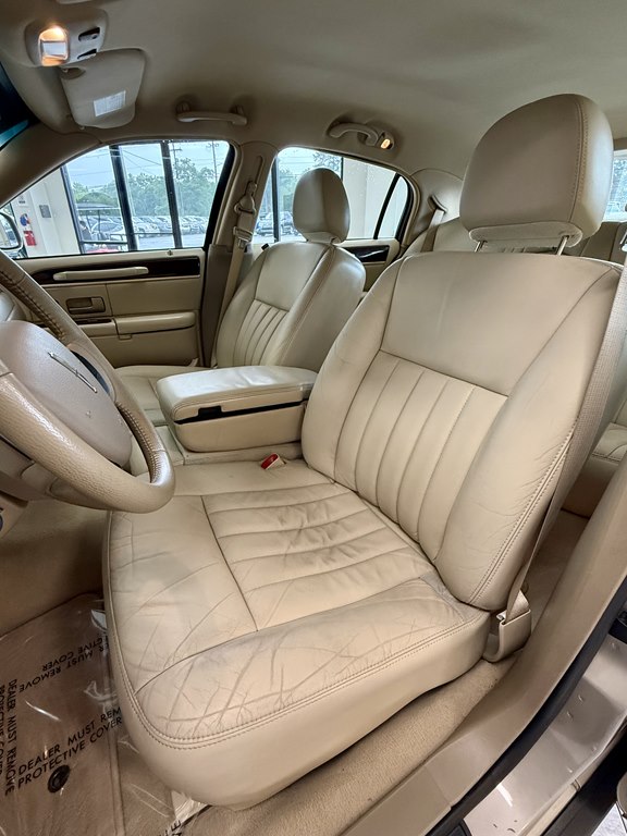 Photo 13 of this LINCOLN TOWN CAR