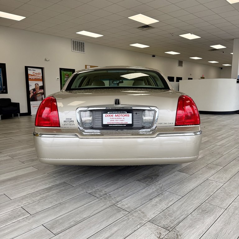 Photo 8 of this LINCOLN TOWN CAR