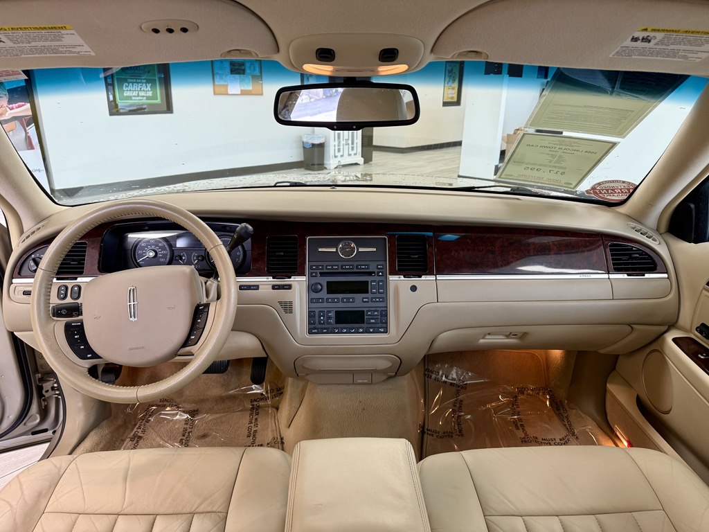 Photo 10 of this LINCOLN TOWN CAR