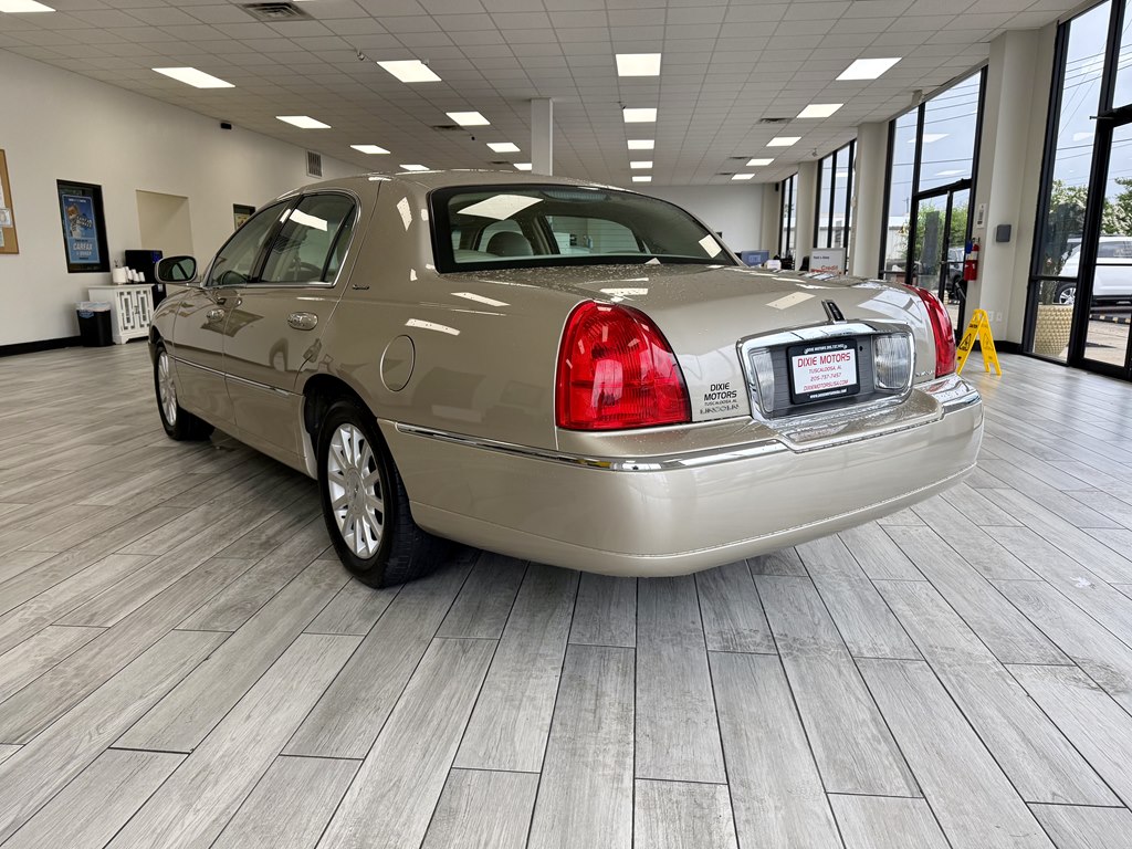 Photo 7 of this LINCOLN TOWN CAR