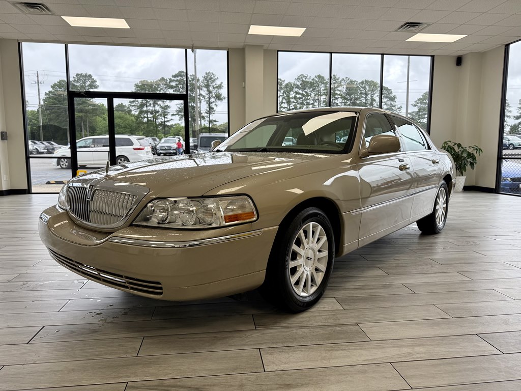 Photo 3 of this LINCOLN TOWN CAR