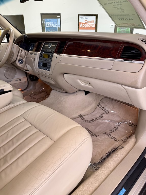 Photo 11 of this LINCOLN TOWN CAR