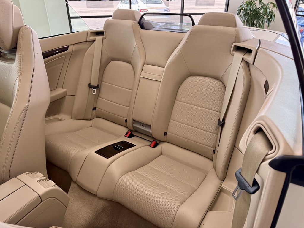 Photo 17 of this MERCEDES-BENZ E-CLASS