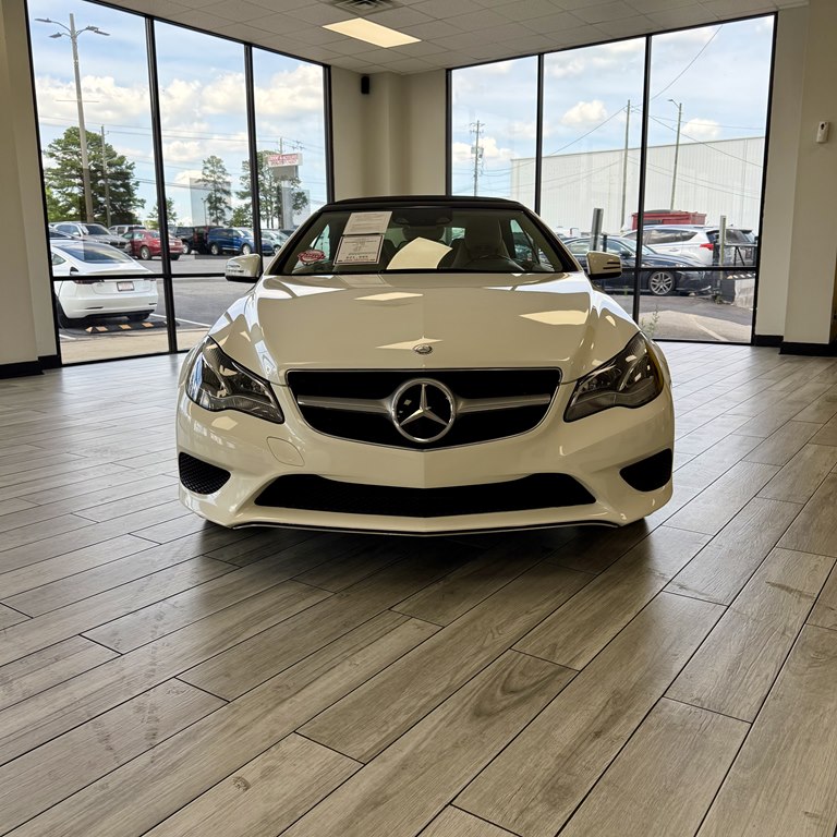 Photo 2 of this MERCEDES-BENZ E-CLASS