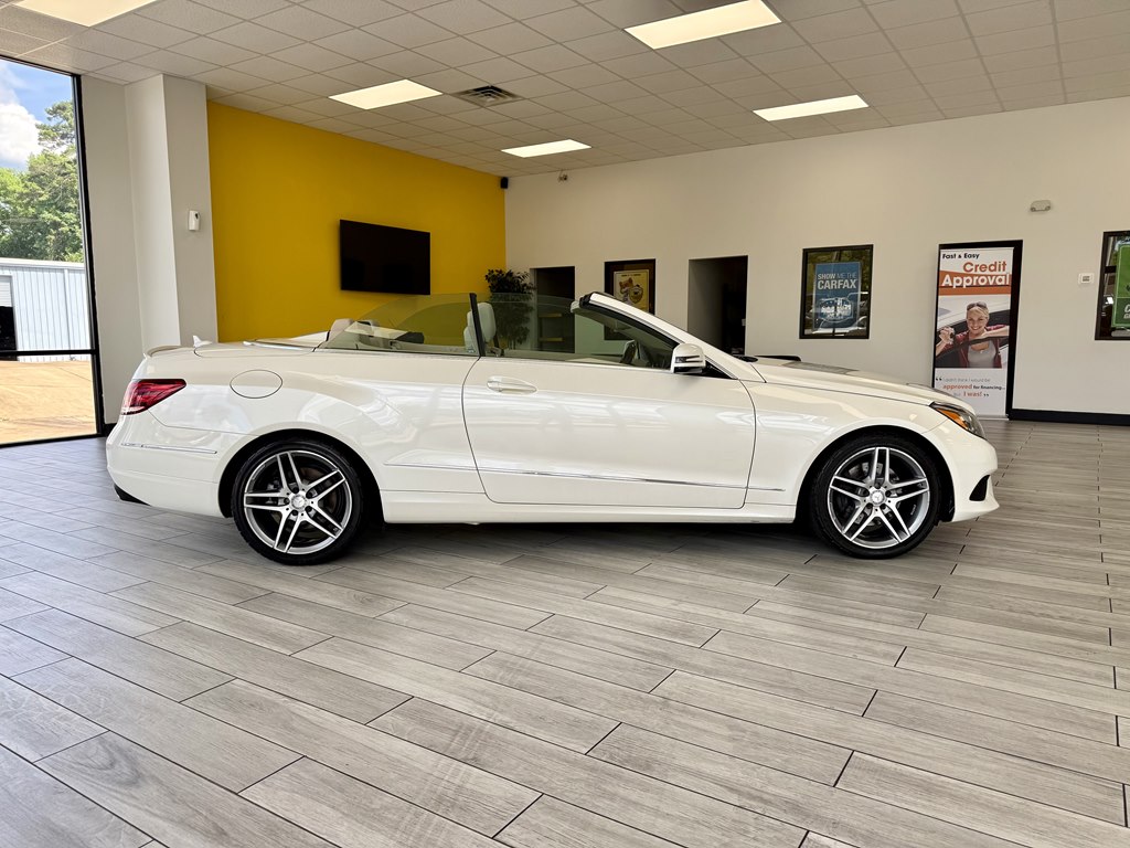 Photo 5 of this MERCEDES-BENZ E-CLASS