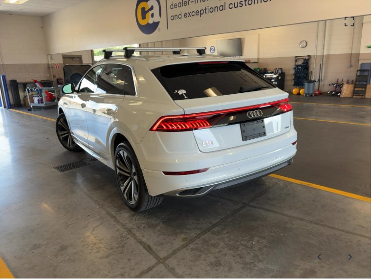 Photo 5 of this AUDI Q8