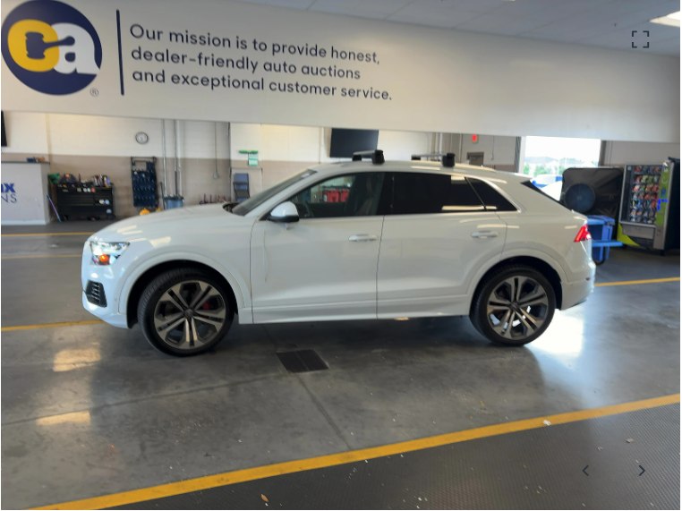 Photo 4 of this AUDI Q8
