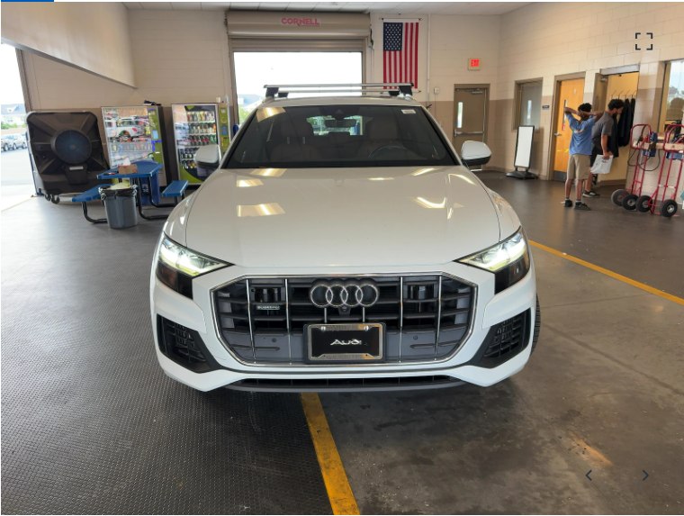 Photo 2 of this AUDI Q8