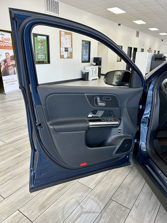 Photo 16 of this MERCEDES-BENZ GLA