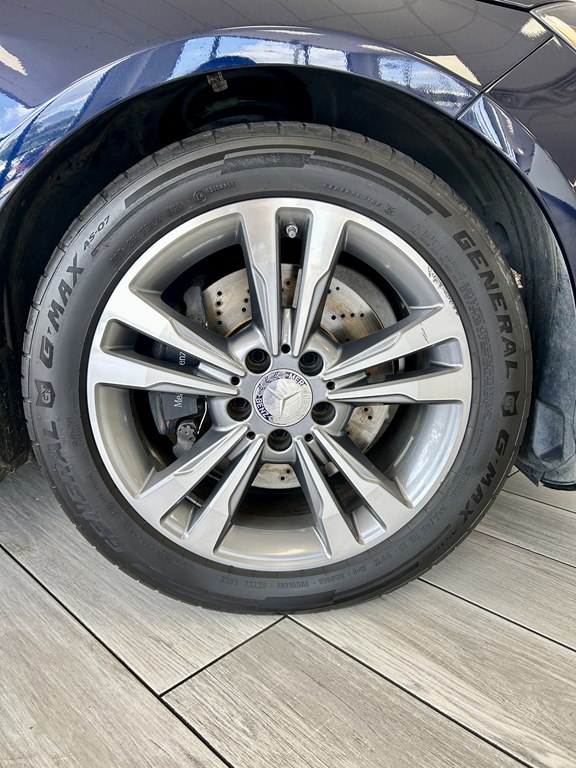 Photo 18 of this MERCEDES-BENZ E-CLASS