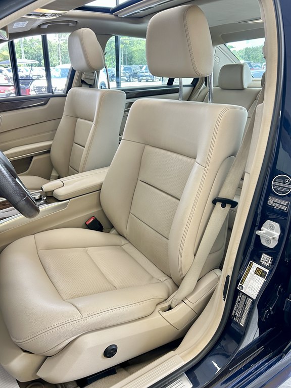 Photo 11 of this MERCEDES-BENZ E-CLASS