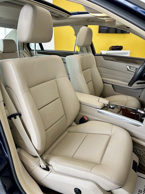 Photo 17 of this MERCEDES-BENZ E-CLASS