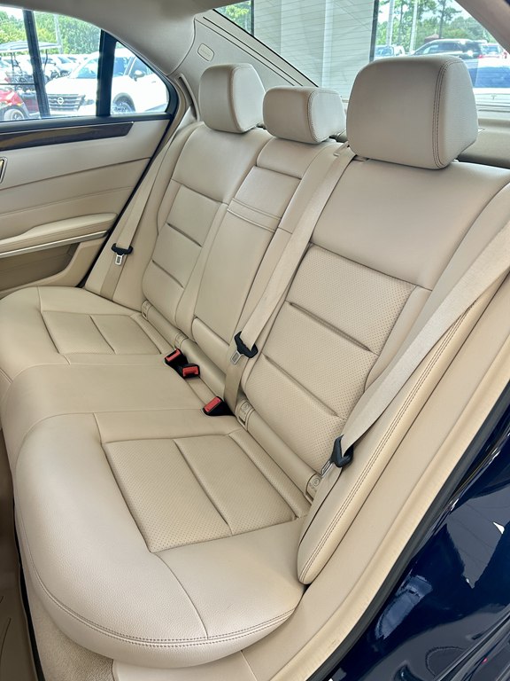 Photo 14 of this MERCEDES-BENZ E-CLASS