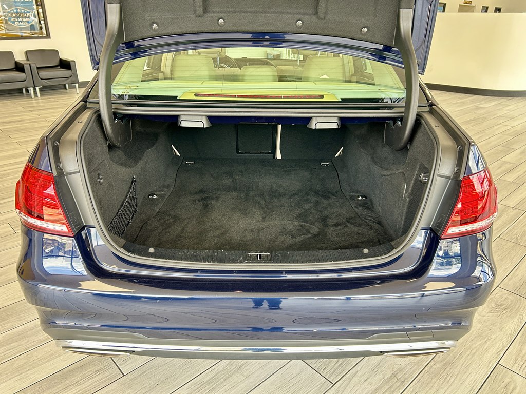 Photo 15 of this MERCEDES-BENZ E-CLASS