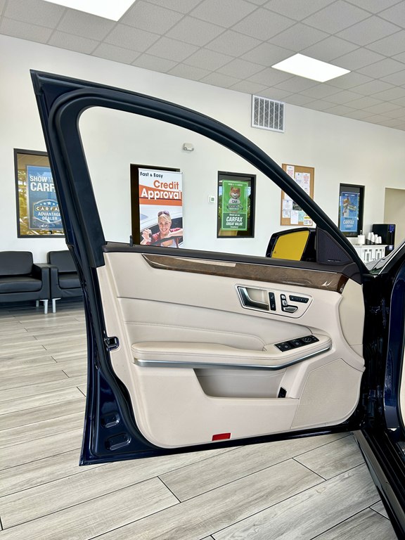 Photo 9 of this MERCEDES-BENZ E-CLASS