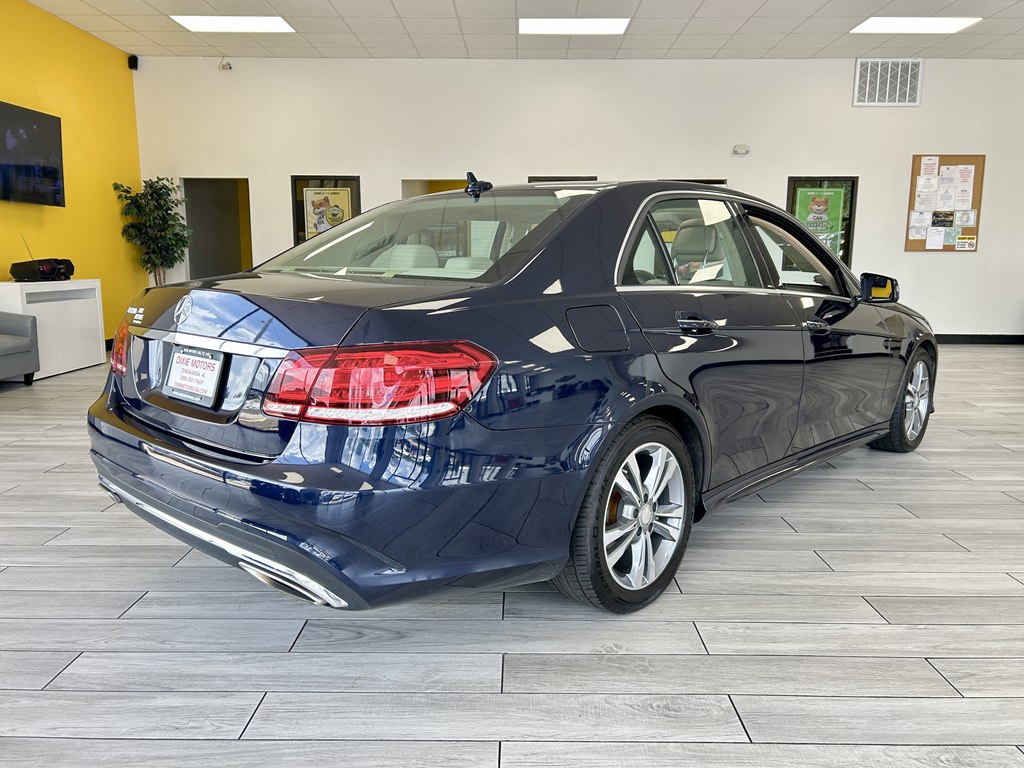 Photo 8 of this MERCEDES-BENZ E-CLASS