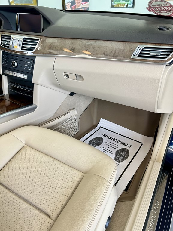 Photo 16 of this MERCEDES-BENZ E-CLASS