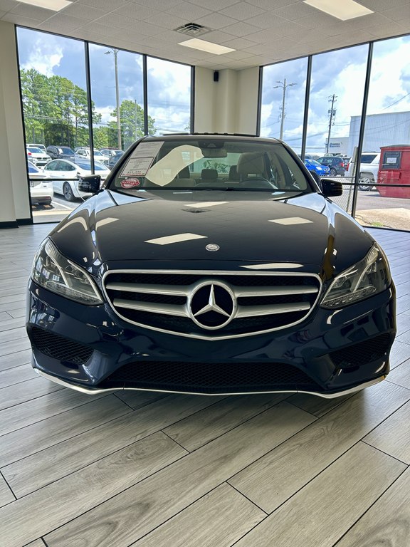 Photo 2 of this MERCEDES-BENZ E-CLASS