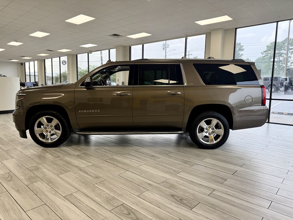 Photo 4 of this CHEVROLET SUBURBAN