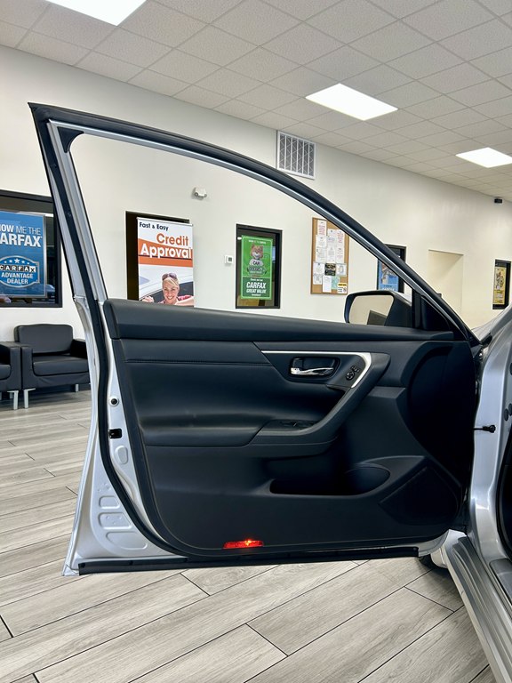 Photo 14 of this NISSAN ALTIMA