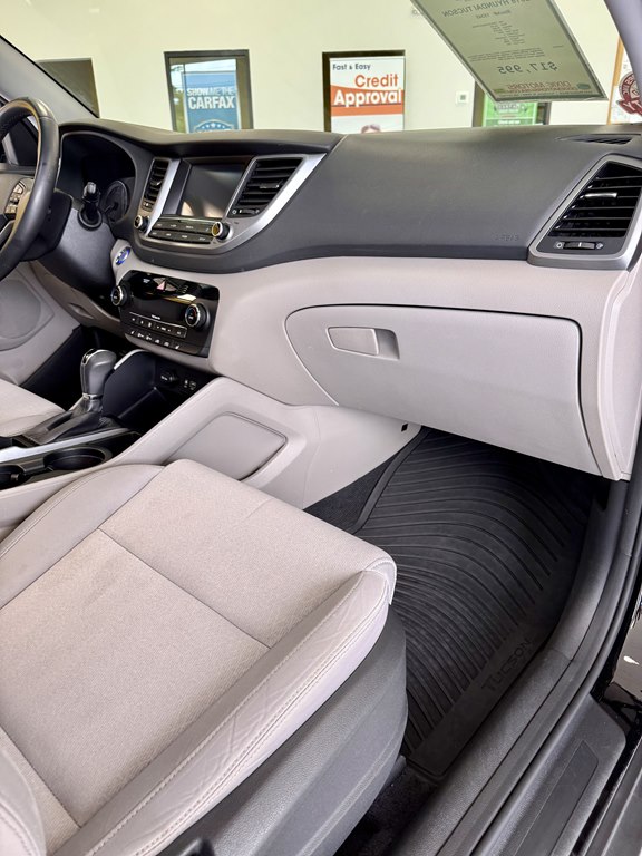 Photo 11 of this HYUNDAI TUCSON
