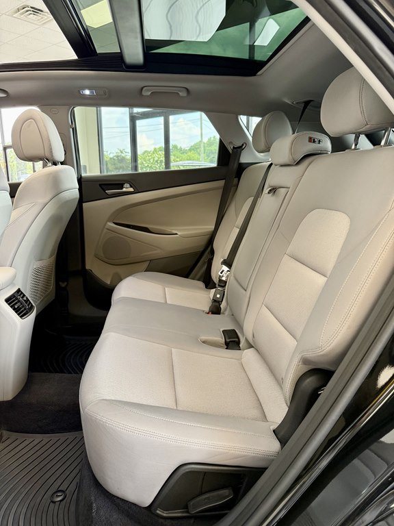 Photo 15 of this HYUNDAI TUCSON