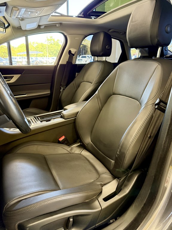 Photo 13 of this JAGUAR XF