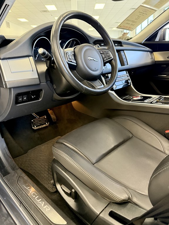 Photo 12 of this JAGUAR XF