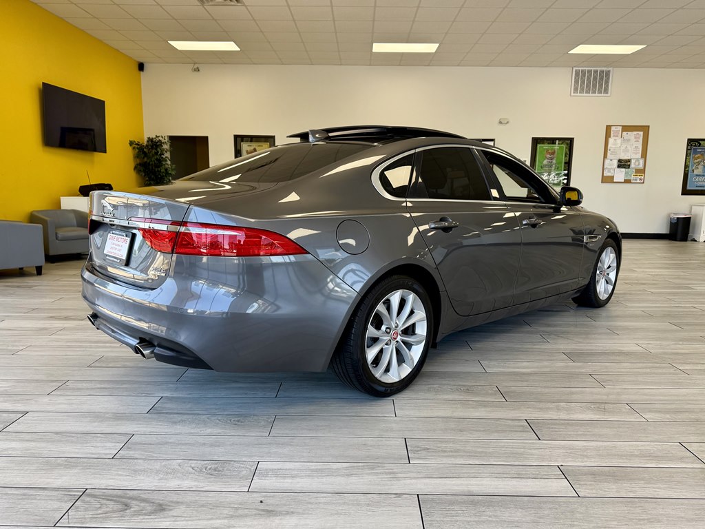 Photo 6 of this JAGUAR XF