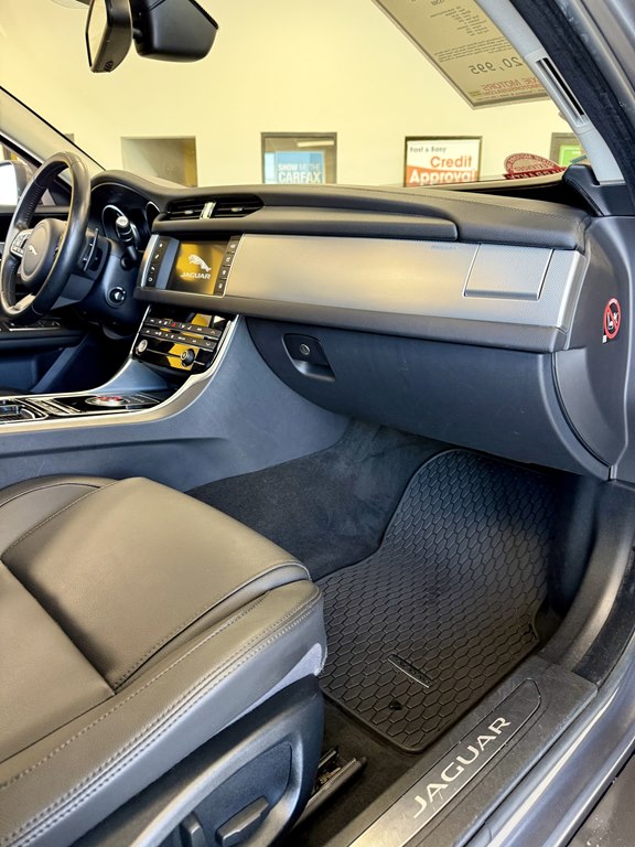 Photo 11 of this JAGUAR XF